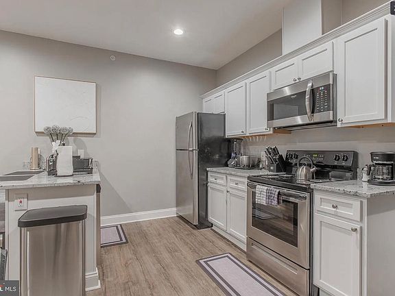 3rd image of 3221 Noble St Unit 3
