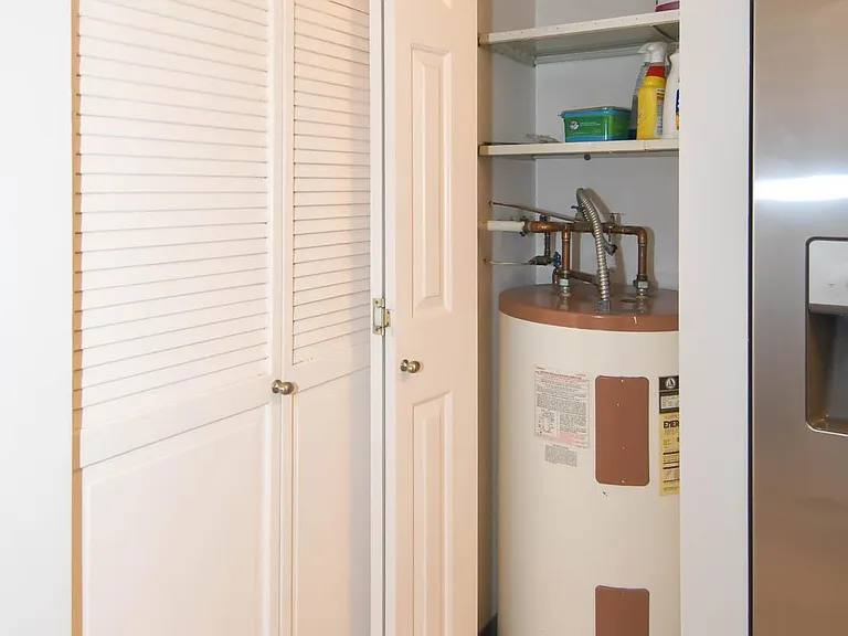 4444 Lindell Blvd #7 — Photo 23