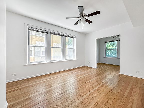 3rd image of 4240 N Clarendon Ave APT 215N