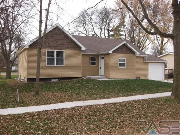 807 E 6th St, Dell Rapids, SD 57022