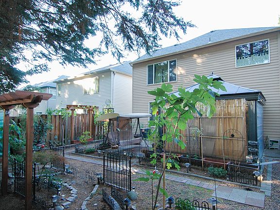 3rd image of 1106 SE Roundelay St