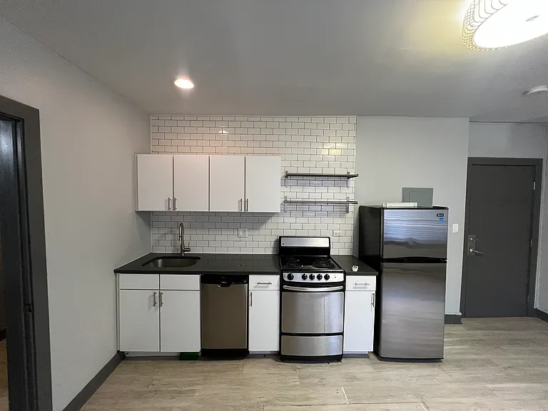 944 W Montrose — Photo 15