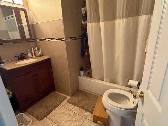 4th image of 3158 Lincoln Ave