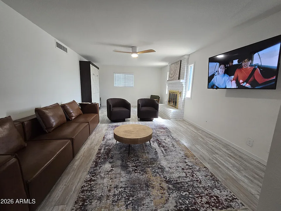 1011 E Ash Dr
