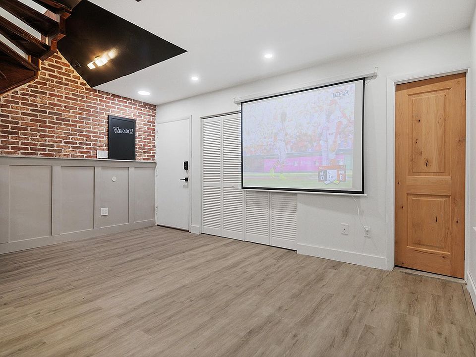 Living room (1/3)