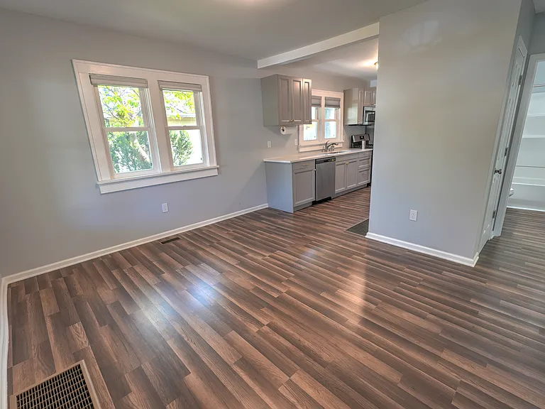 516 N Logan St — Photo 6