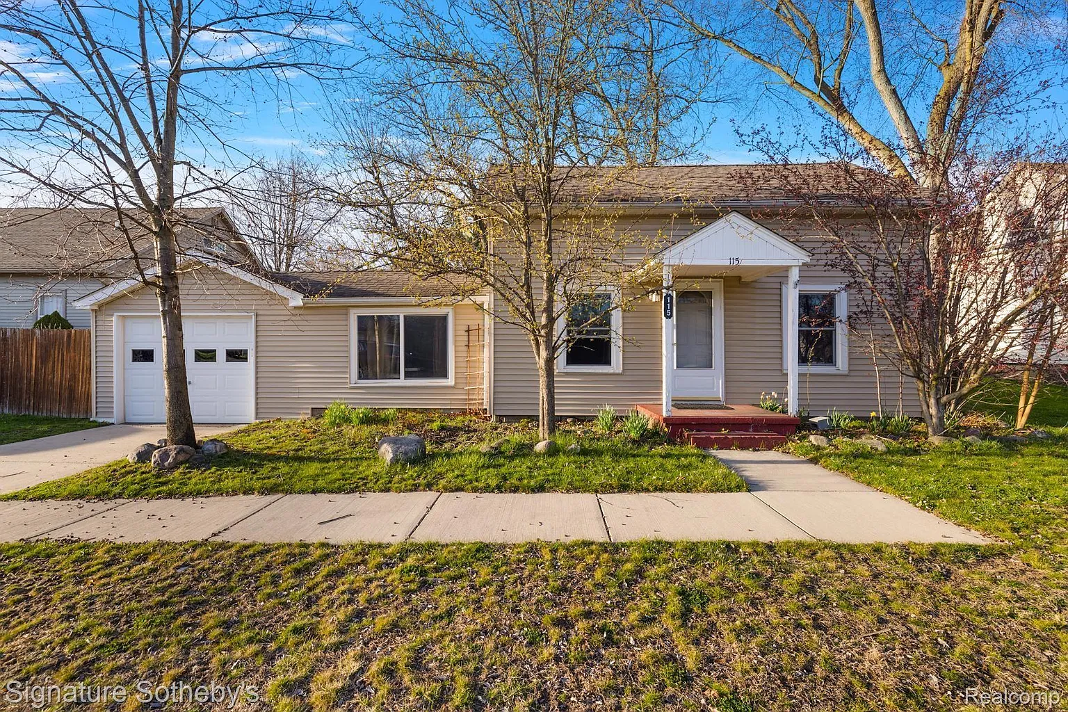 115 E North St photo 1