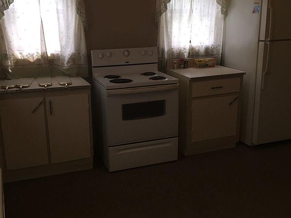 4th image of 667 W Hempstead St #32