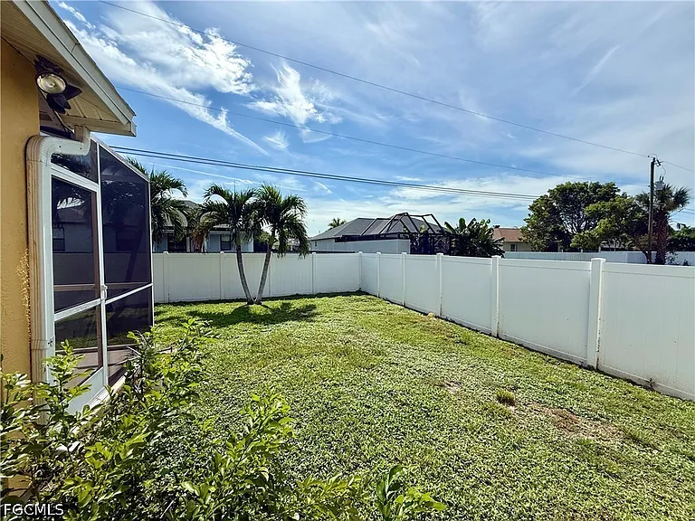 2209 NE 9th Ave — Photo 37