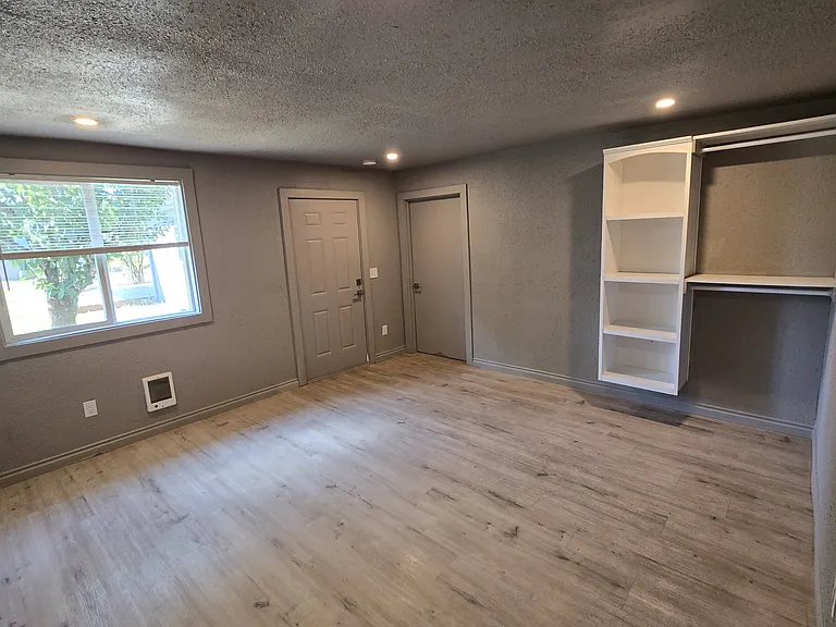 115 Charlotte St NE — Photo 3
