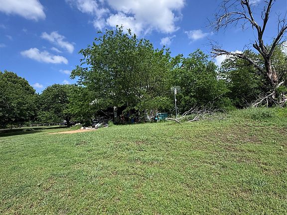 4th image of 806 Old Base Rd