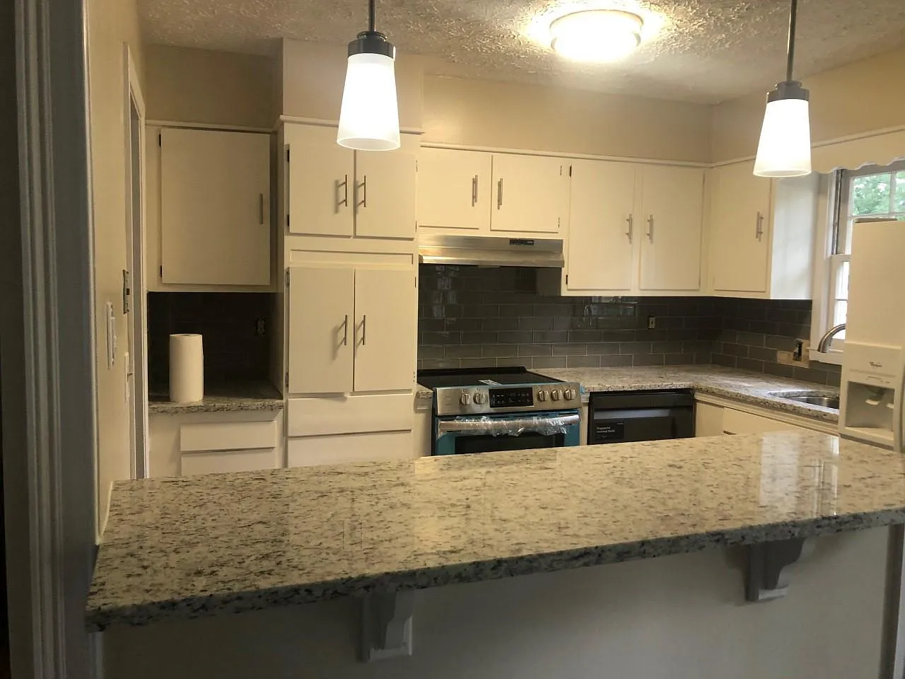5 bed, 3100 sqft, $3,200 — Photo 2