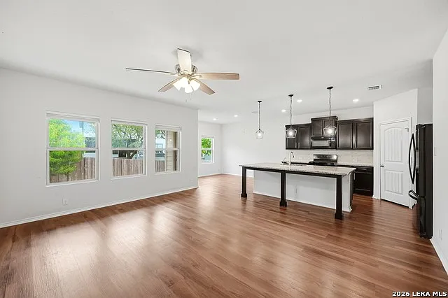 3 bed, 2.0 bath, 1740 sqft, $2,300 — Photo 4