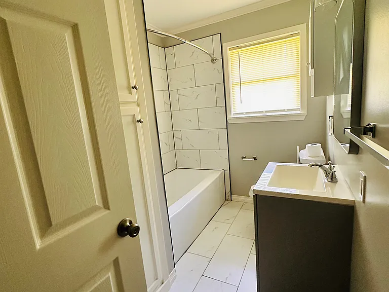 1104 Gloria St — Photo 5