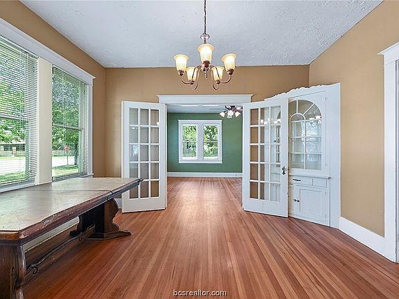 2nd image of 200 S Banks St