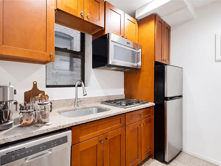 278 E 10th St #2B — Photo 3