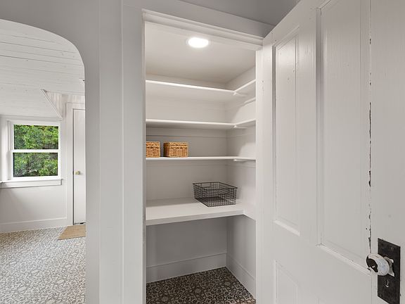 5th image of 404 W Oak St