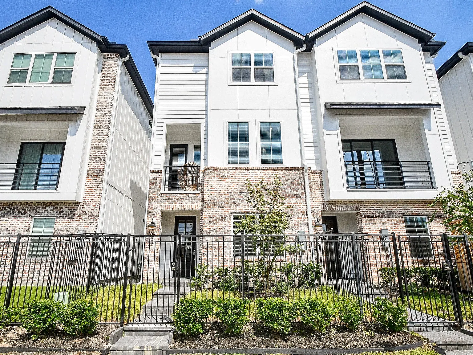 3 bed, 3.5 bath, 1914 sqft, $3,250 — Photo 1