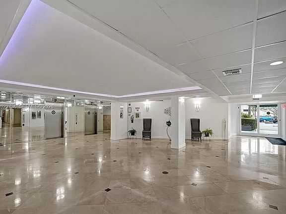 4th image of 800 Parkview Dr APT 430