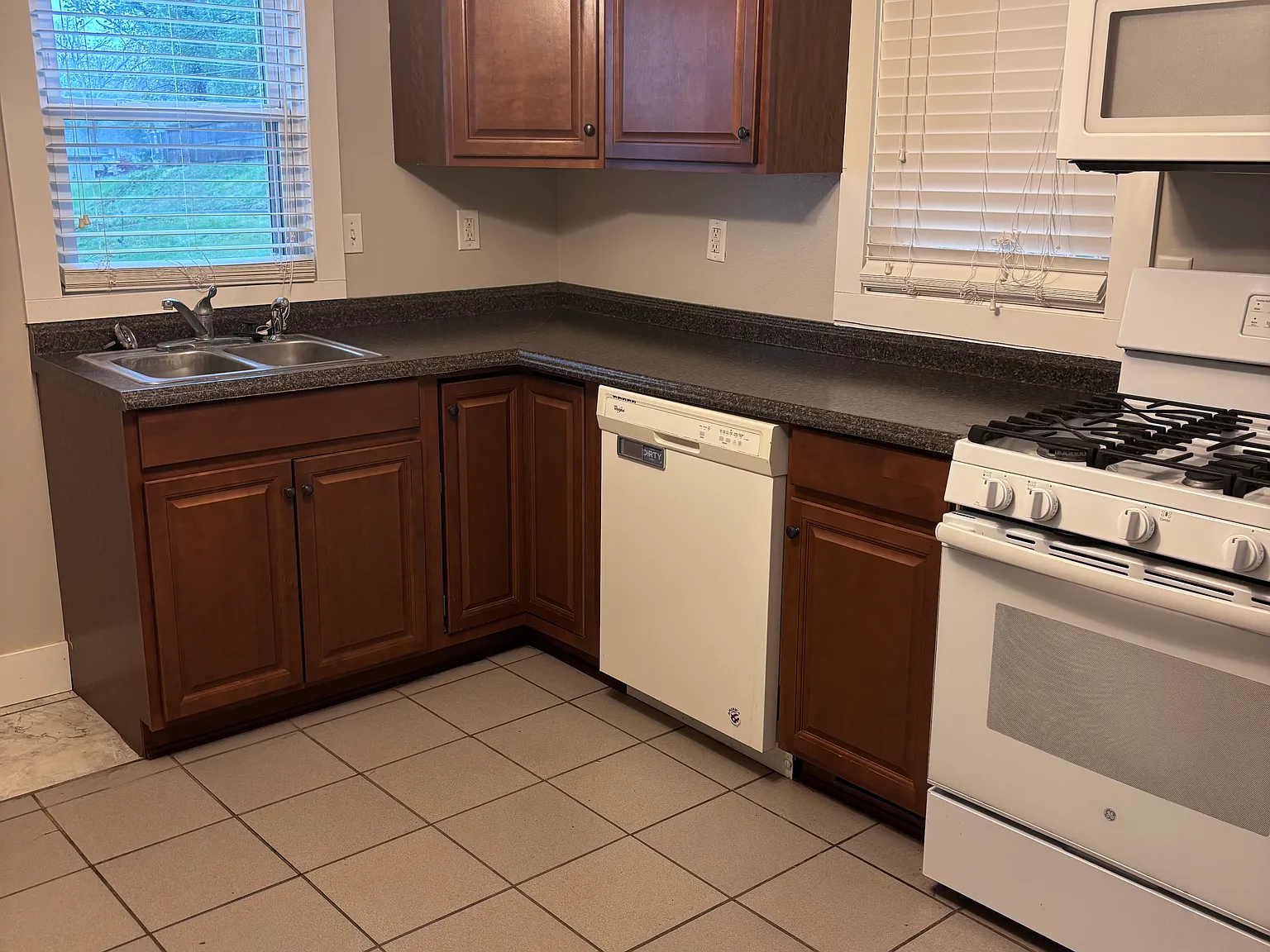 2 bed, 900 sqft, $1,200 — Photo 2