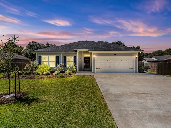 4 Brady Dr, Hearne, TX 77859