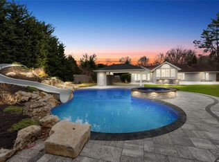 25 Topsfield Ln, Huntington, NY 11743