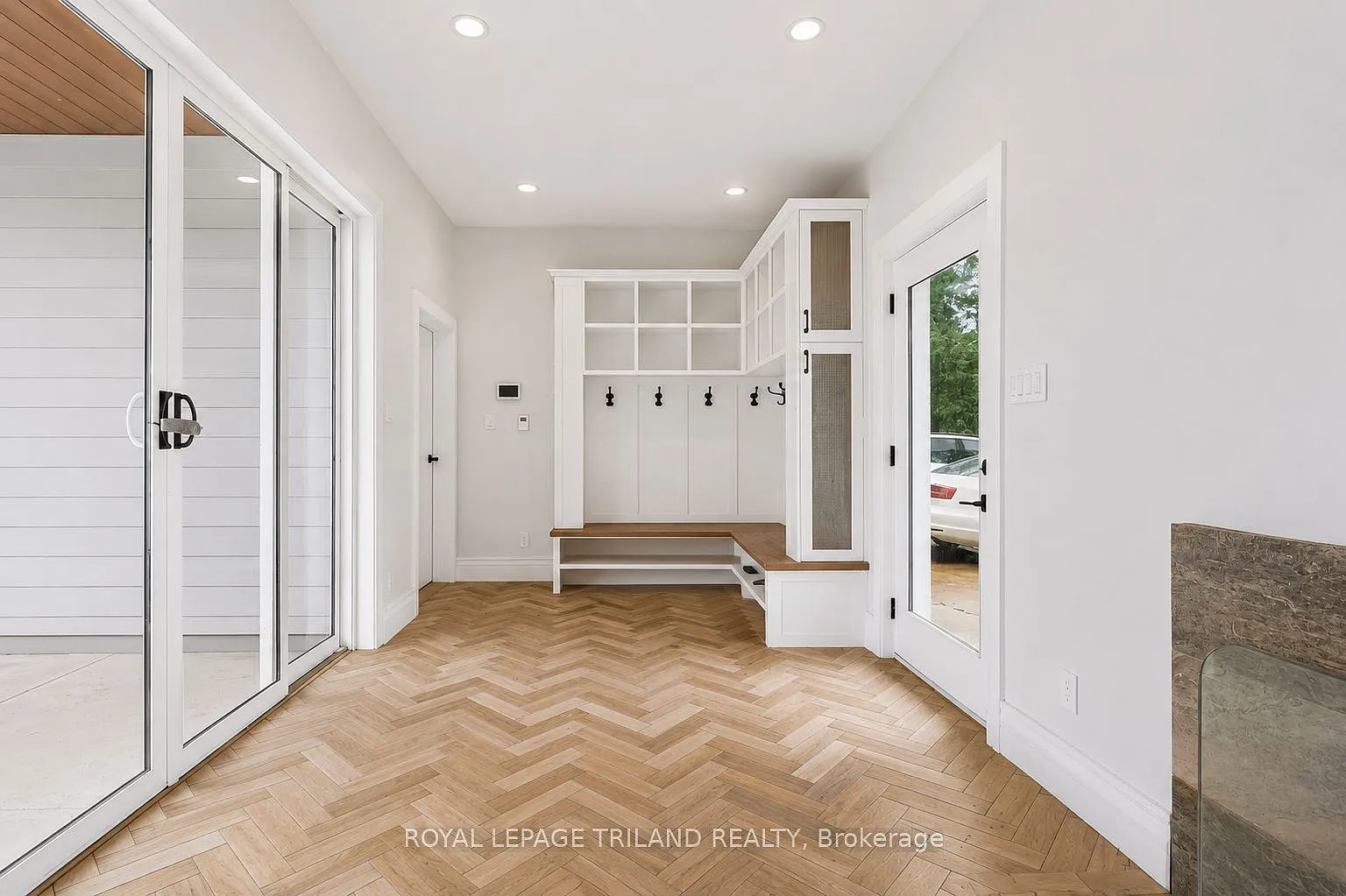 467 Commissioners Rd E — Photo 2