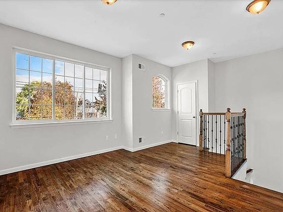 4th image of 118 Taylor St Floor 2