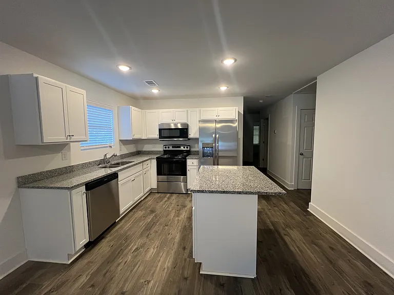 535 S Forest Ave — Photo 3