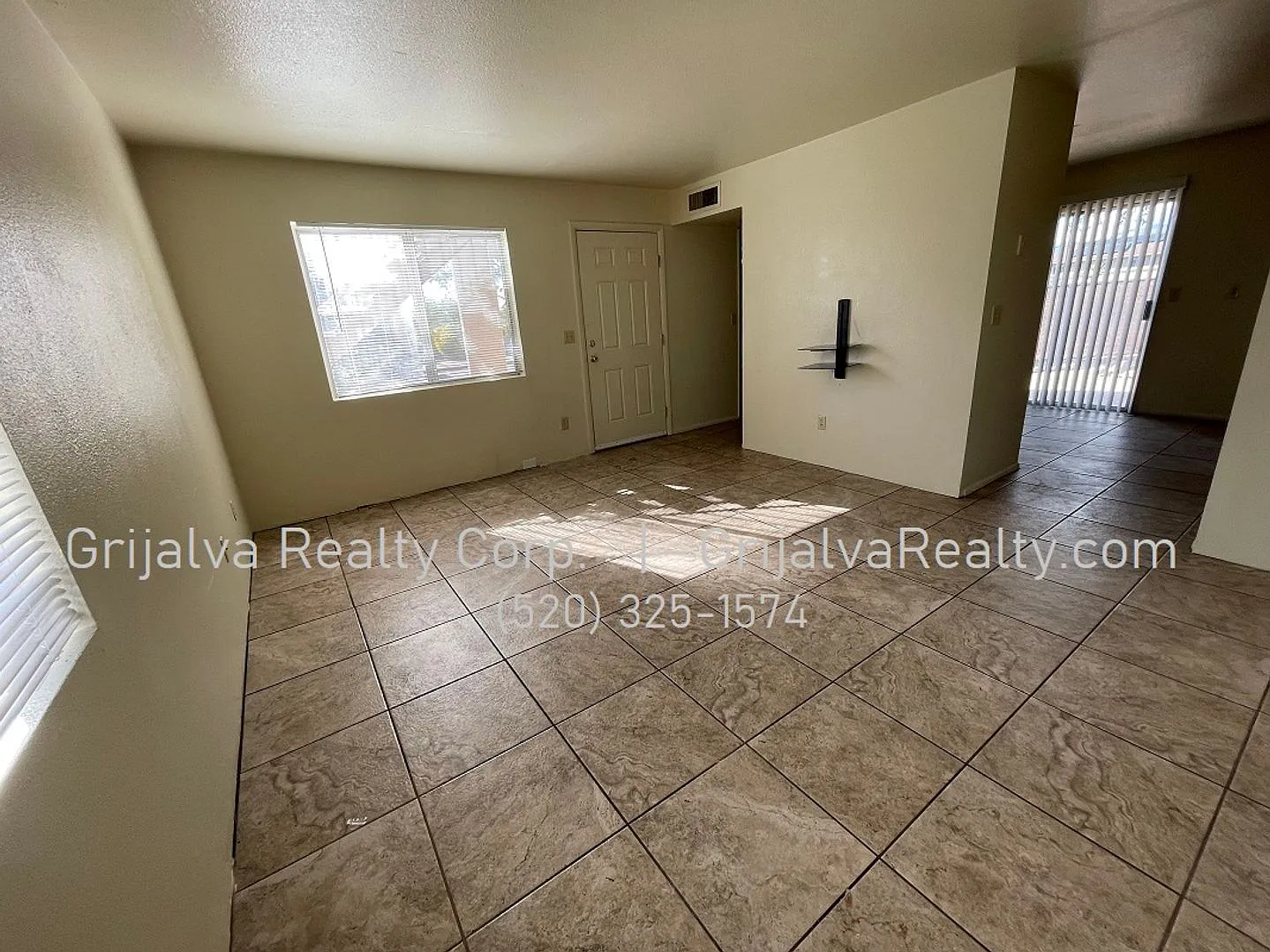 3801 Queen Palm Maintenance — Photo 1