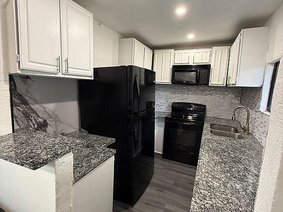 2nd image of 2542 Cromwell St #B