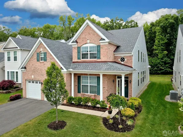 84 Inverness Dr, Kendall Park, NJ 08824