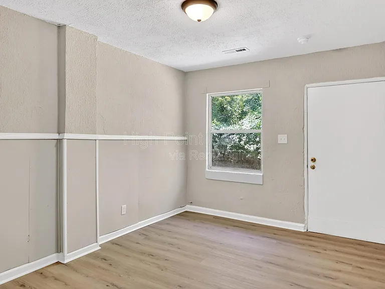 437 Carver Ln — Photo 6