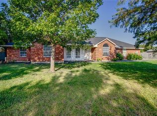 1051 Treehouse Ln, Red Oak, TX 75154