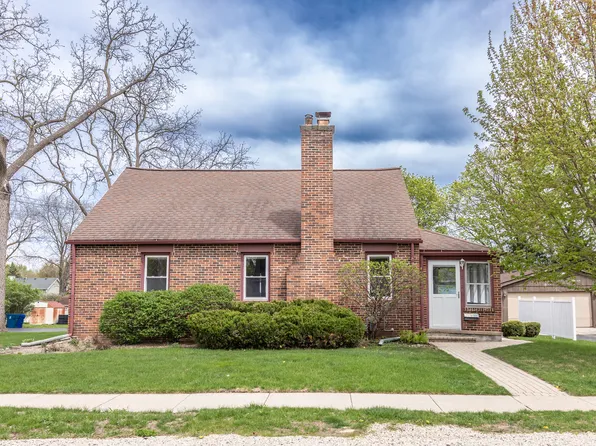 242 N Lord Ave, Carpentersville, IL 60110