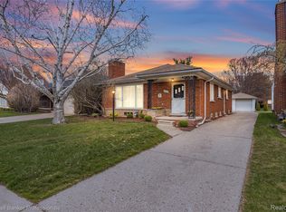 1544 Dorthen St, Grosse Pointe Woods, MI 48236