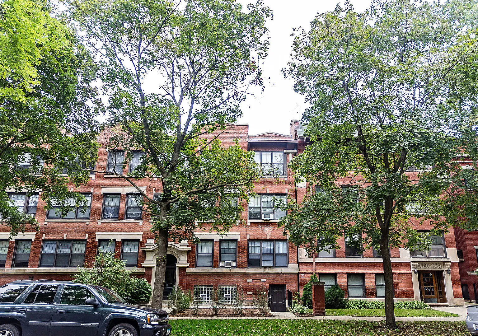 5211 S Greenwood Ave — Photo 1