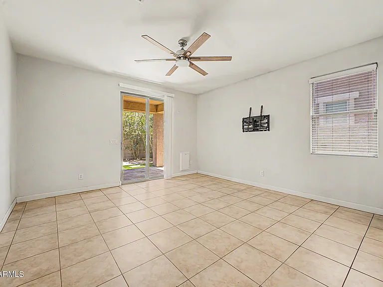 1619 N Hillcrest — Photo 10