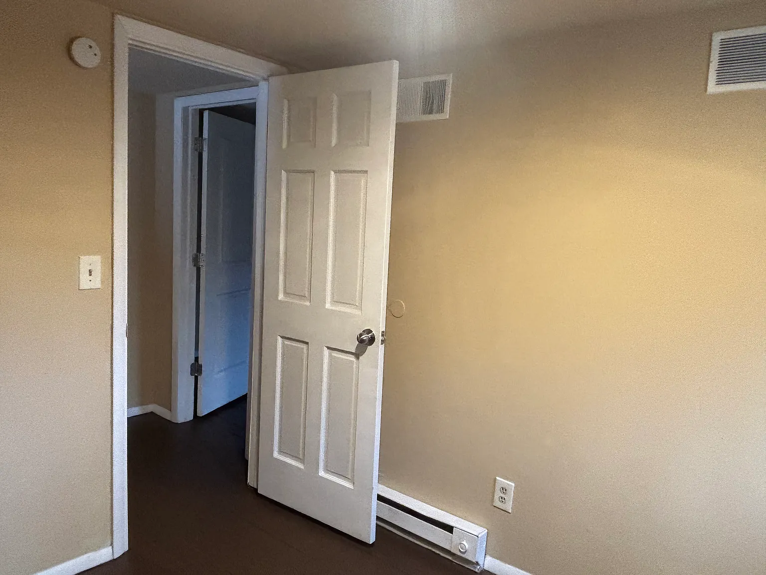 3 bed, 953 sqft, $2,050 — Photo 2