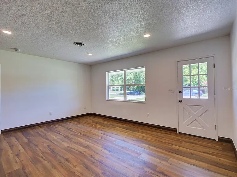 305 Sunset Dr — Photo 11