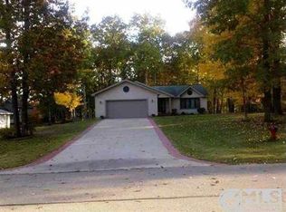 14 Sandy Ln, Gladstone, MI 49837