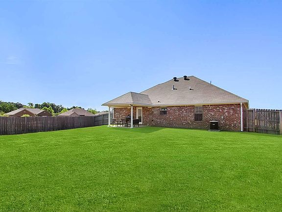 3rd image of 102 Countrywood Pl