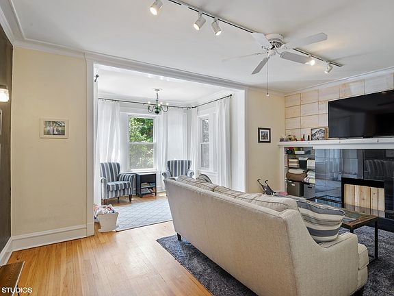 3rd image of 846 W Gunnison St #1W