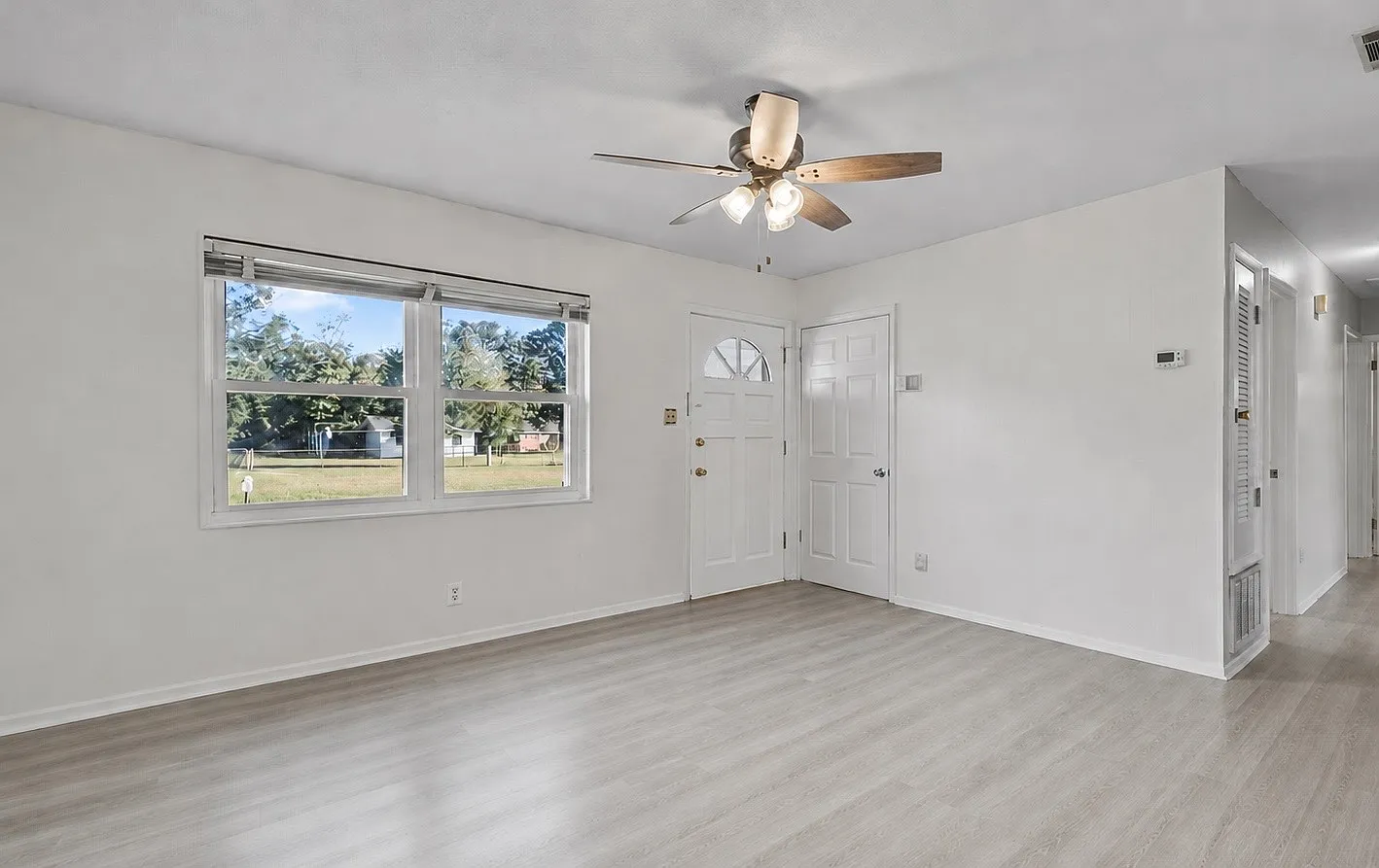 3 bed, 1300 sqft, $1,900 — Photo 1