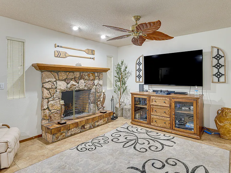 2400 Baron Dr — Photo 19