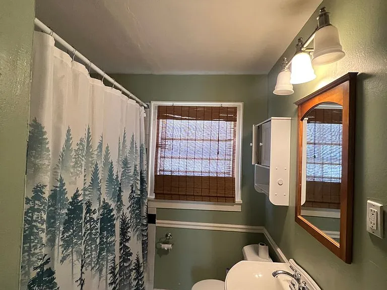 642 Robinson Pl — Photo 8
