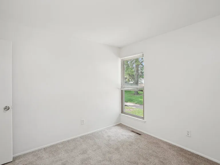Taylor Gardens Apartments — Photo 17