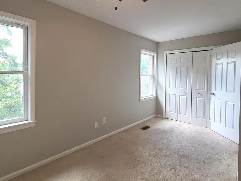 2037 S Glebe Rd — Photo 12
