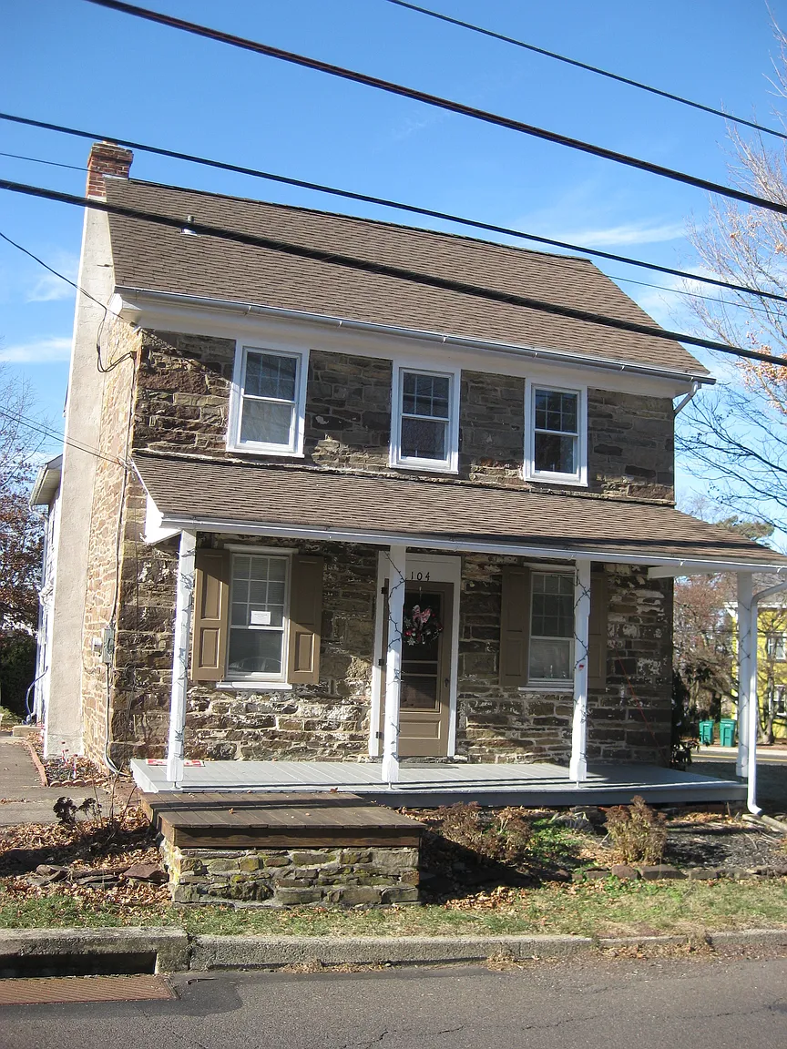 104 Middle Rd photo 1