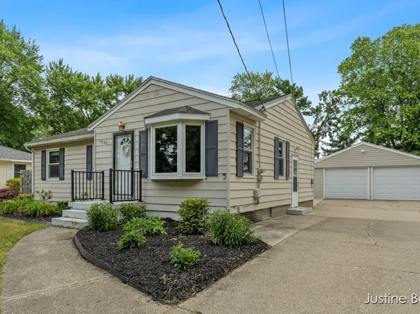 1096 Koster St, Jenison, MI 49428
